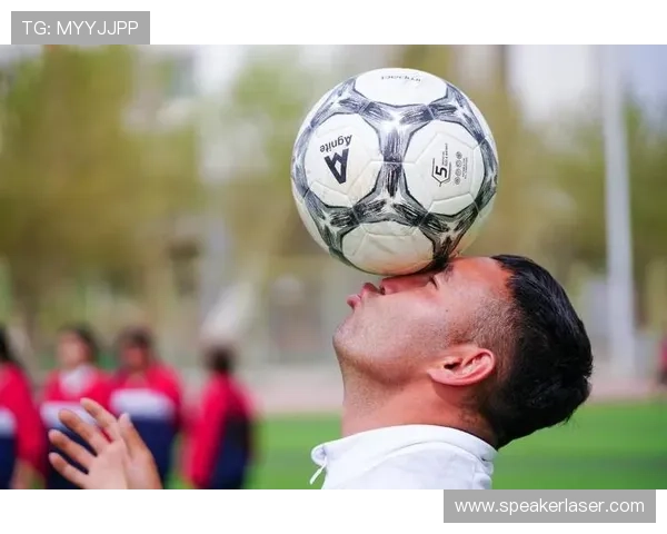 足球明星在赛场上的滑行瞬间高清图片展示与解析 足球明星在赛场上的滑行瞬间高清图片展示与解析