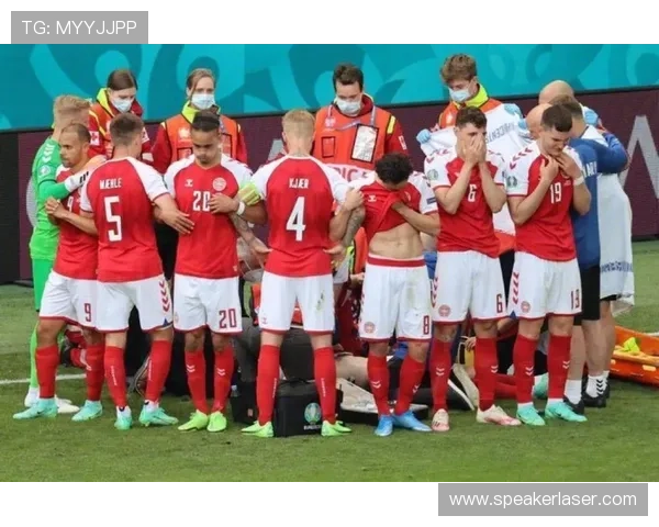 足球明星温馨时刻抱小孩视频展现亲子情深与运动员柔情一面