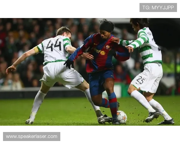 足球明星合影时的手势寓意解析与示例分享